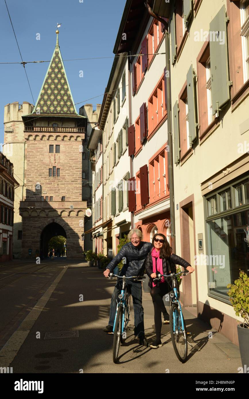 Basel, Schweiz - 17. Oktober 2021: Zwei Radfahrer vor dem Spalentor-Tor in Basel in der Schweiz Stockfoto