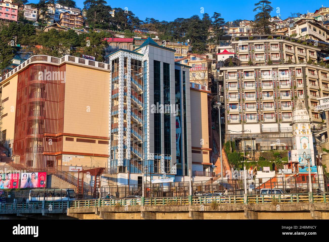 Shimla Mall Road mit hohen Geschäftsgebäuden und Stadtverkehr in Himachal Pradesh, Indien Stockfoto