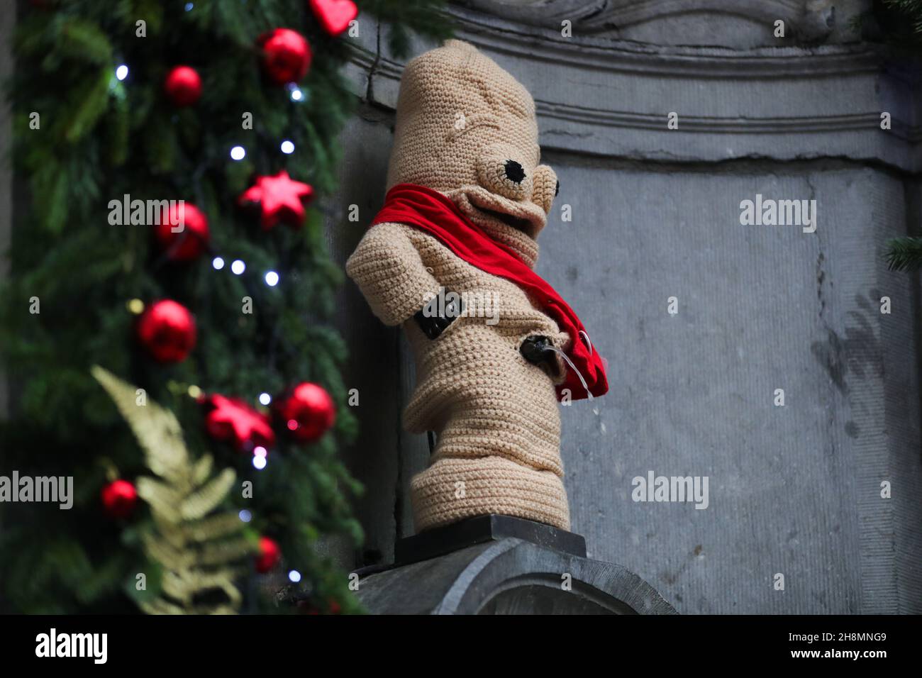Brüssel, Belgien. 1st Dez 2021. Der Manneken-Pis wird in einem Kostüm zum Gedenken an den Welt-Aids-Tag in Brüssel, Belgien, am 1. Dezember 2021, gesehen. Die Aktion zielt darauf ab, die Öffentlichkeit für AIDS zu sensibilisieren. Quelle: Zheng Huansong/Xinhua/Alamy Live News Stockfoto