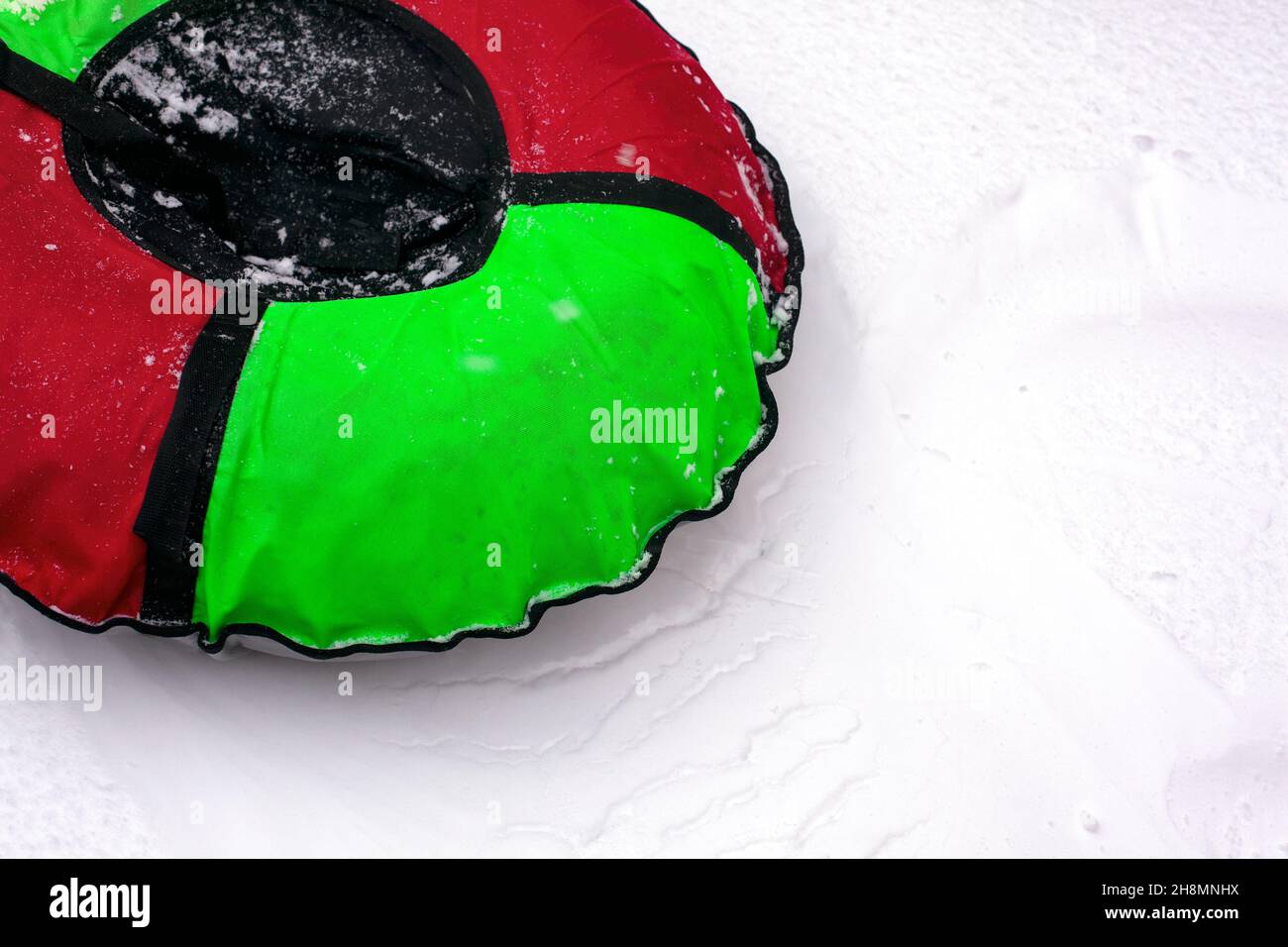 Schneeröhrchen. Nahaufnahme eines Innenrohrs auf dem Schnee Stockfoto