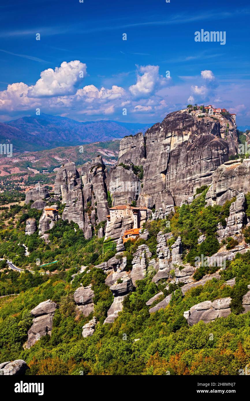 Meteora Klöster, Roussanou Kloster (vorne), Anapafsa Kloster (links) und Great Meteoron (rechts) Trikala, Thessalien, Griechenland. Stockfoto