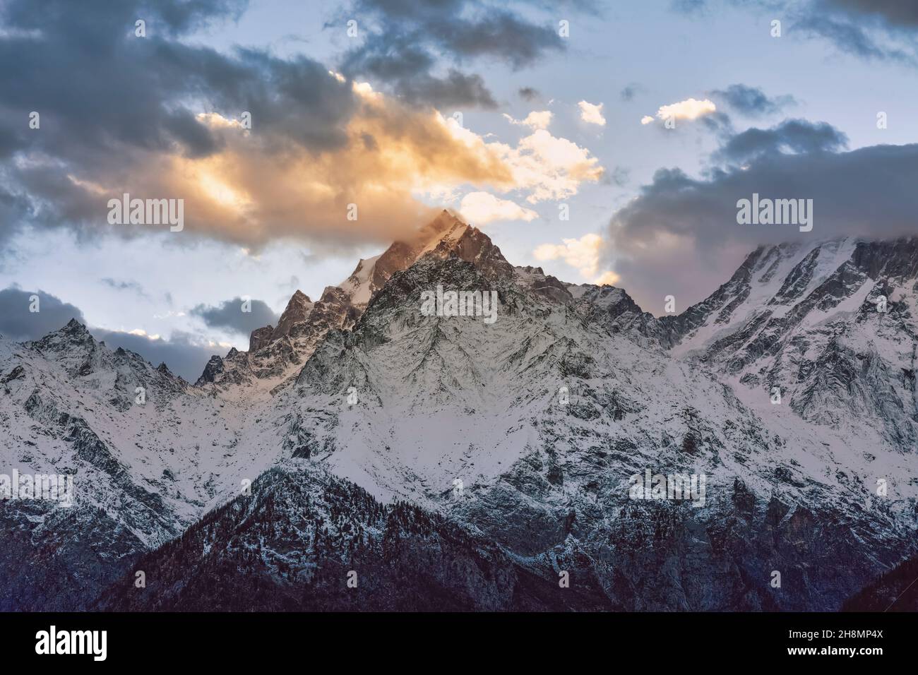 Die Schneespitzen der Kailash Himalaya-Bergkette bei Sonnenuntergang von Kaza in Himachal Pradesh, Indien, aus gesehen Stockfoto