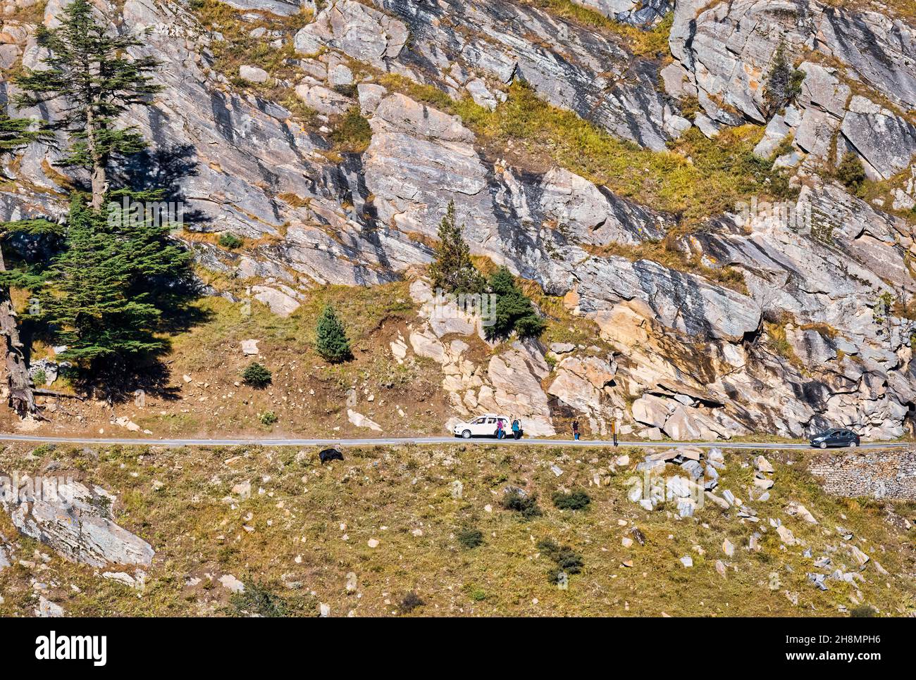 Gefährliche Höhenbergautobahn mit felsigem Gelände auf dem Weg nach Kalpa von Sangla Himachal Pradesh, Indien Stockfoto