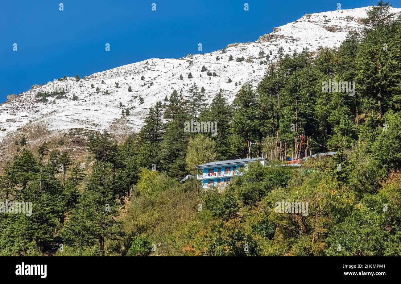 Kinnaur Kailash Himalaya-Gebirge in Kalpa Himachal Pradesh, Indien mit malerischer Himalaya-Landschaft Stockfoto