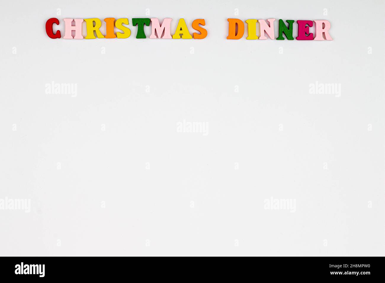 Weihnachtliche Menüvorlage auf weißem Hintergrund. Platz für Text kopieren. Weihnachtliche Speisekarte im Hintergrund. Design-Karte für ein Restaurant-Menü Stockfoto