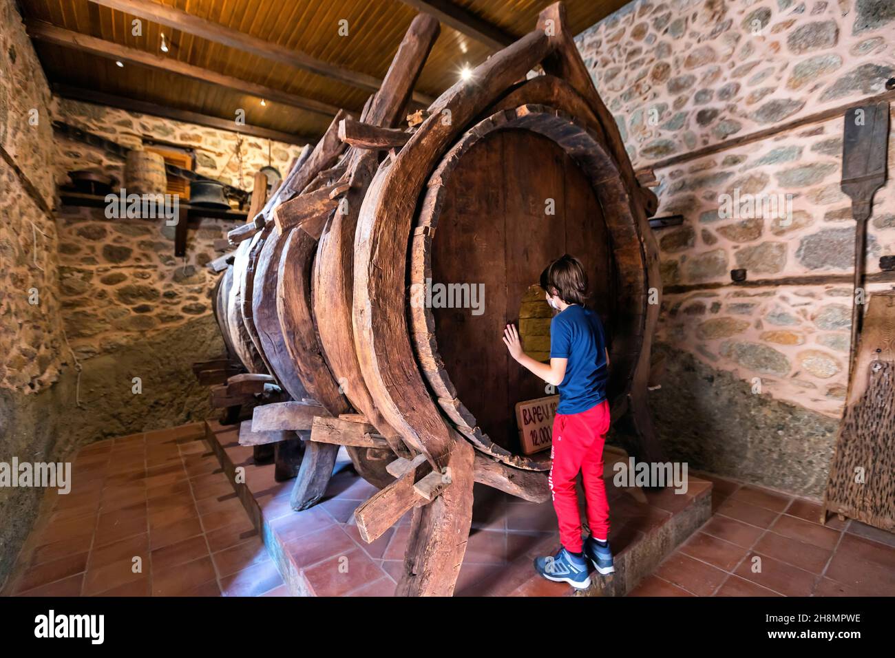 Ein riesiges Holzfass (mit einer Kapazität von 12 Tonnen) im Kloster Varlaam, Meteora, Präfektur Trikala, Thessalien, Griechenland. Stockfoto
