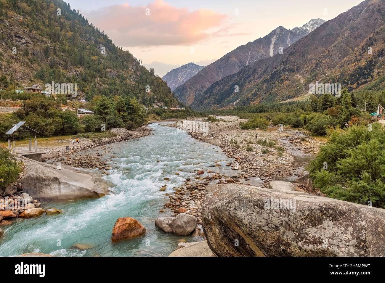 Baspa-Fluss mit Himalaya-Berglandschaft bei Sonnenuntergang bei Rakchham in der Nähe von Sangla, Himachal Pradesh, Indien Stockfoto
