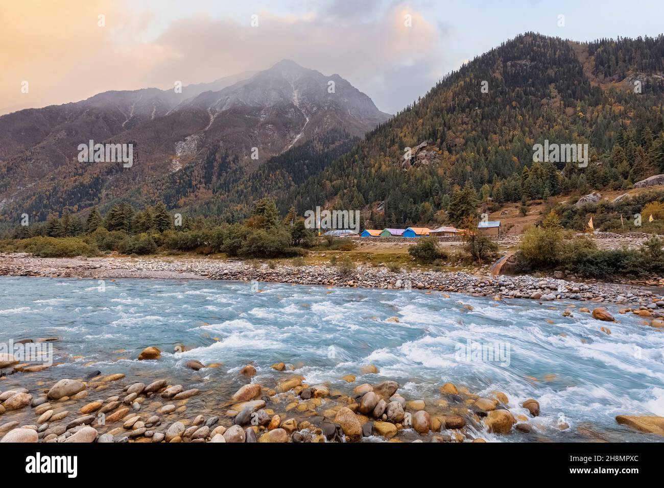 Baspa-Fluss mit Himalaya-Berglandschaft bei Sonnenuntergang bei Rakchham in der Nähe von Sangla, Himachal Pradesh, Indien Stockfoto