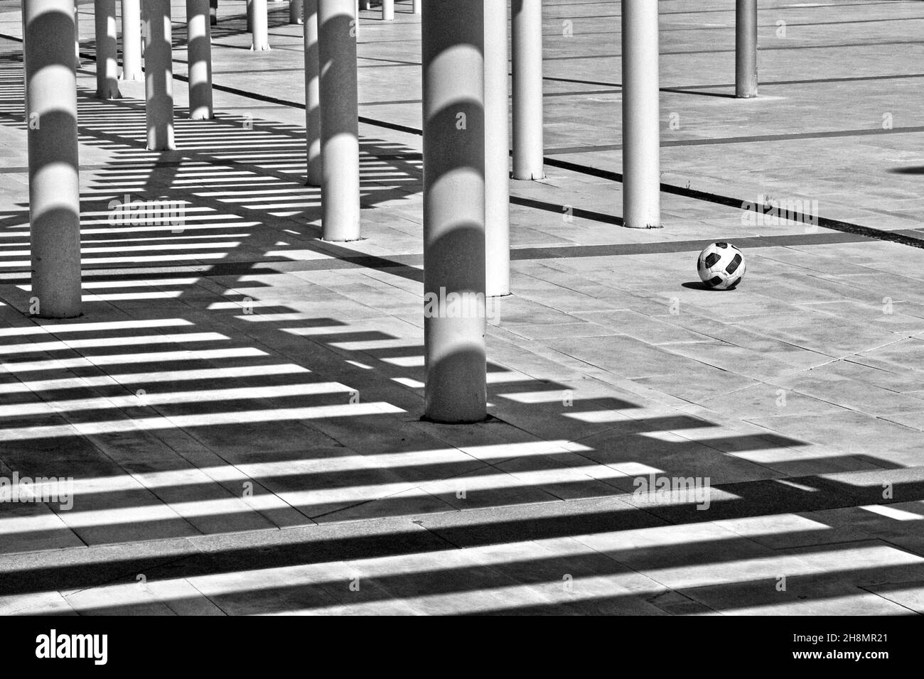 Säulen und Schatten mit Fußball, Flughafen Almeria, Almeria, Andalusien, Spanien Stockfoto