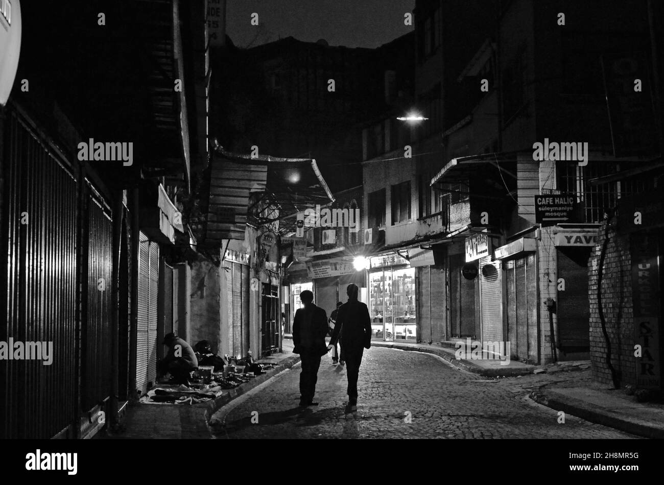 Zwei Männer, die nachts durch die Gasse laufen, Eminoenue, Nachtspaziergang, Stadtspaziergang, Geschäfte bei Nacht, Eminoenue Waterfront, Istanbul, Bosporos, Türkei Stockfoto