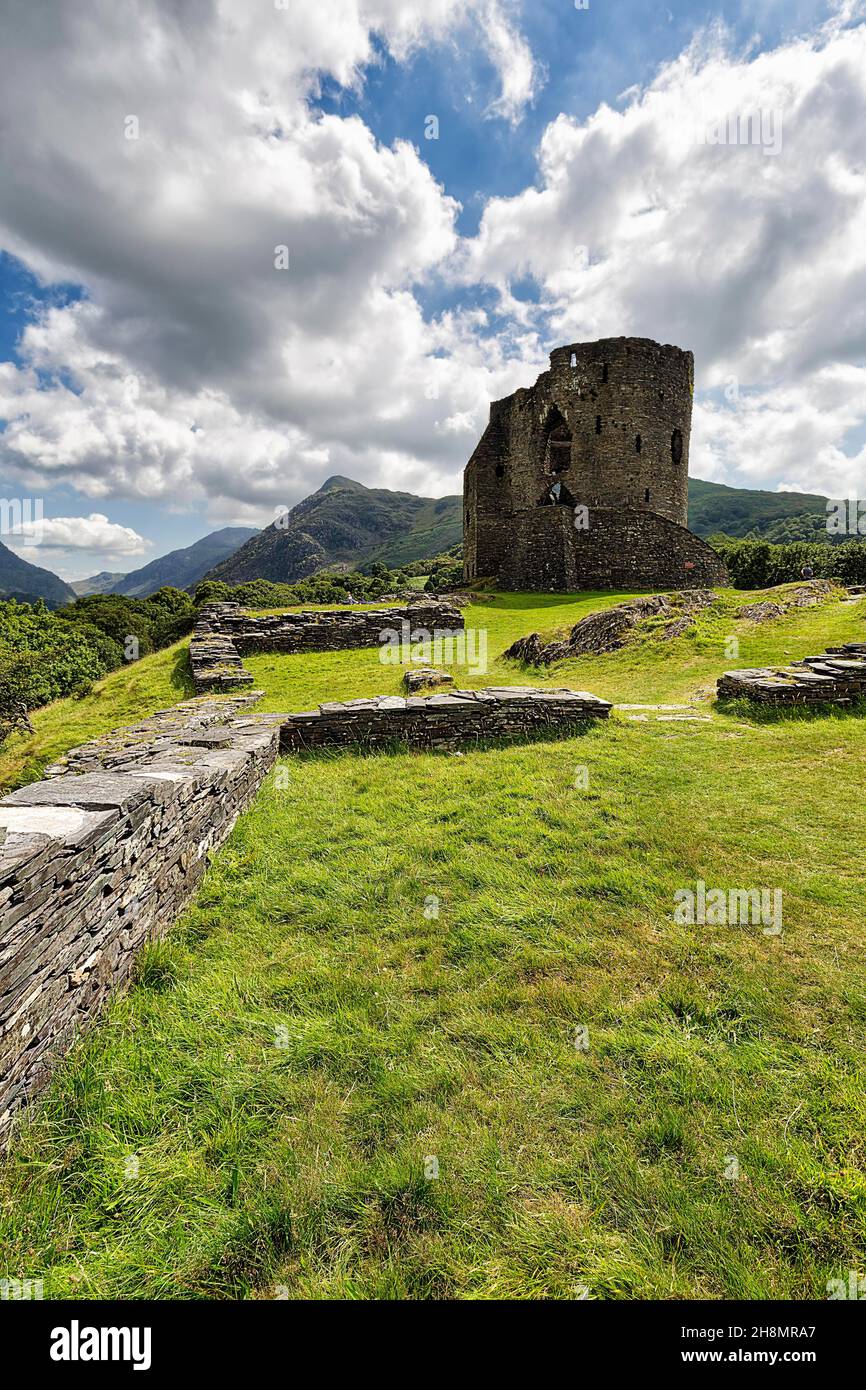 Ruinen einer mittelalterlichen Burg, Dolbadarn Castle, Gwynedd Hills, Backlight, Llanberis, Snowdonia National Park, Wales, Vereinigtes Königreich Stockfoto