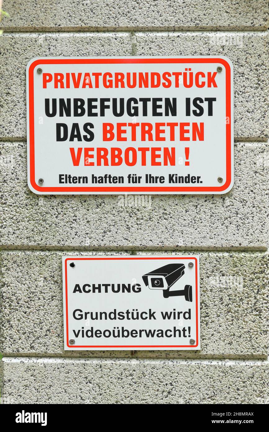 Schilder für keine Aufsperranlagen und Videoüberwachung am Eingang des Hotels Stockfoto