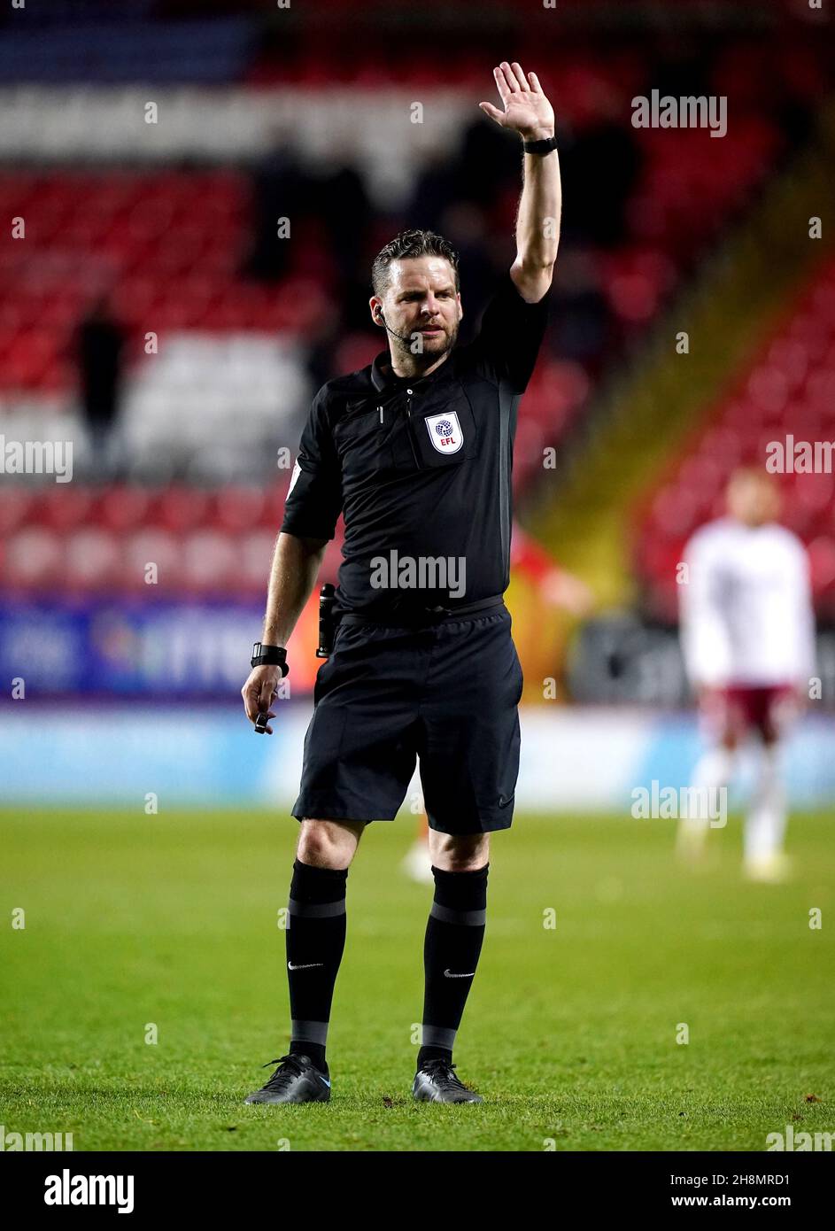 Schiedsrichter Christopher Pollard während des zweiten Matches der Papa John's Trophy zwischen Charlton Athletic und Aston Villa U21 im The Valley, London. Bilddatum: Dienstag, 30. November 2021. Stockfoto