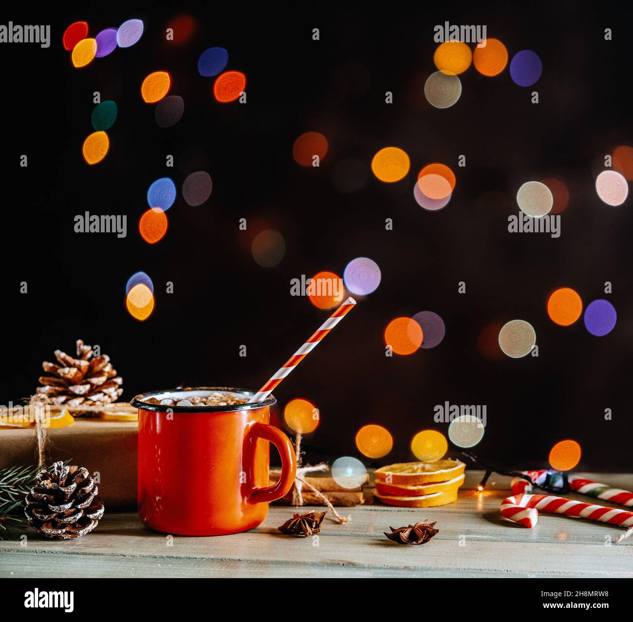 Roter emaillierter Becher mit heißer Schokolade mit Marschmalin auf weihnachtlichem Hintergrund Stockfoto