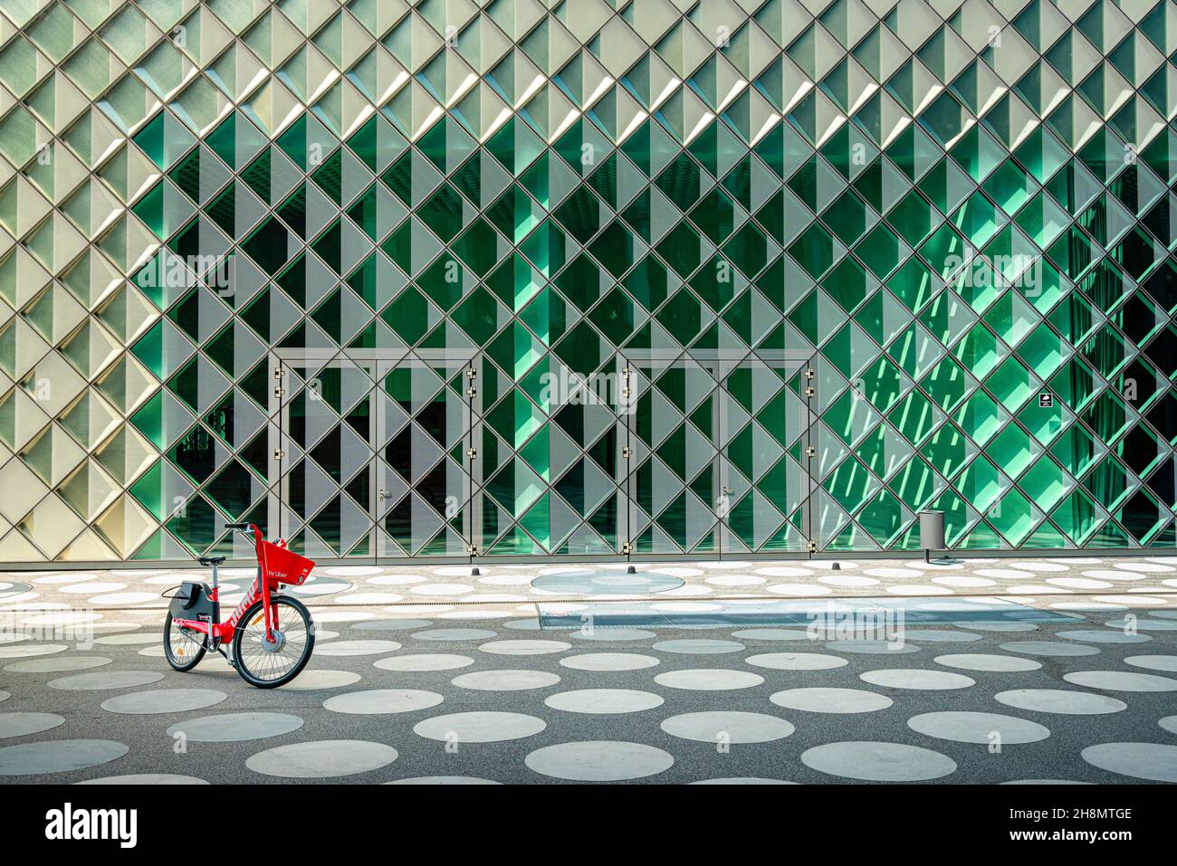 Rotes Leihrad vor der Glasfassade des Futurium Museums an der Kapelle Ufer, Berlin Stockfoto