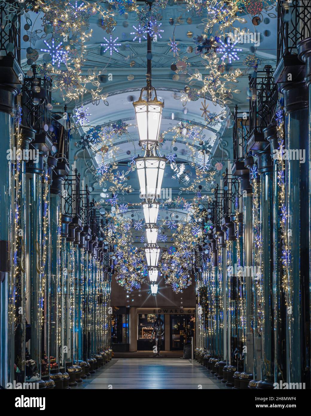 Weihnachtsschmuck in der schönen Piccadilly Arcade in Mayfair, London. Stockfoto