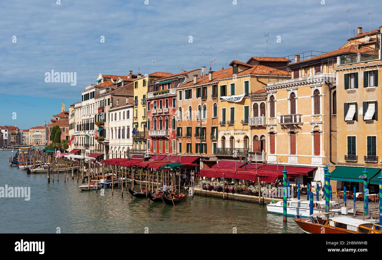 Riva del Vin und Canal Grande, Canal Grande, von der Rialtobrücke aus gesehen, Venedig, Italien Stockfoto