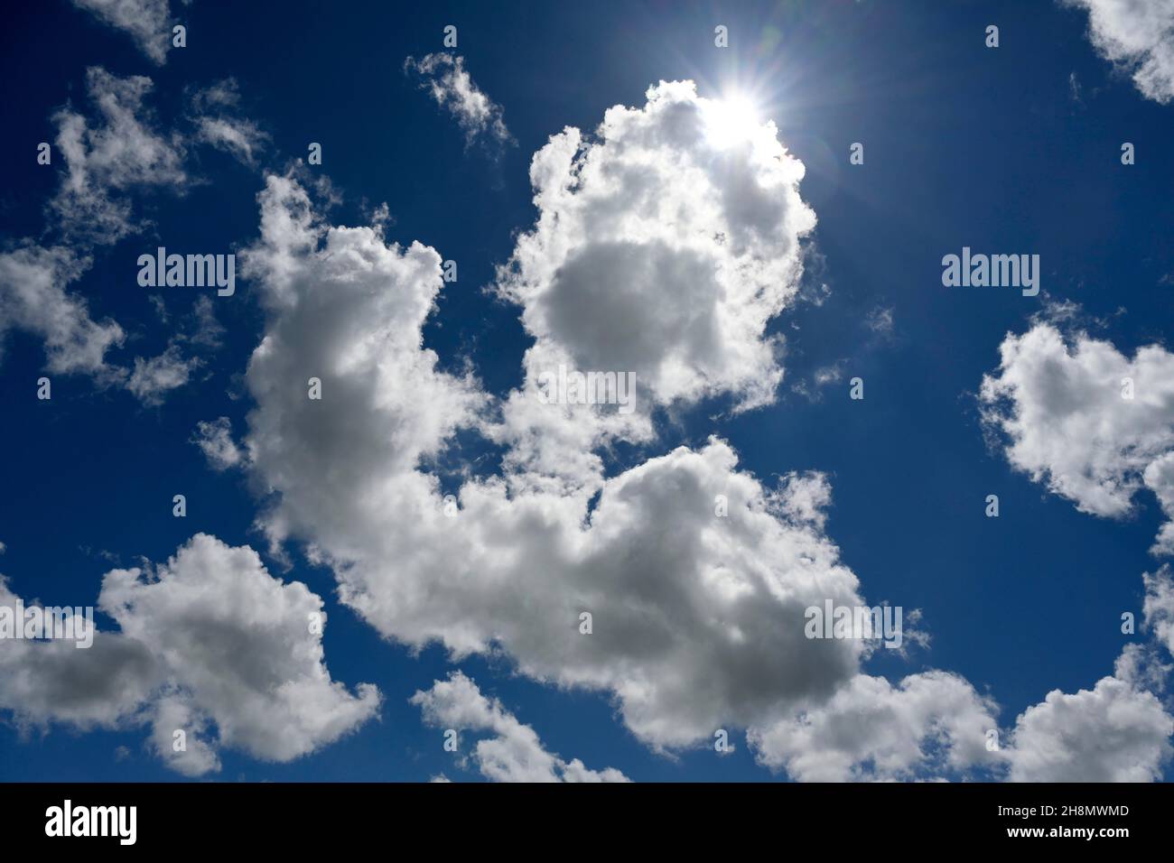 Wolken und Sonne Stockfoto