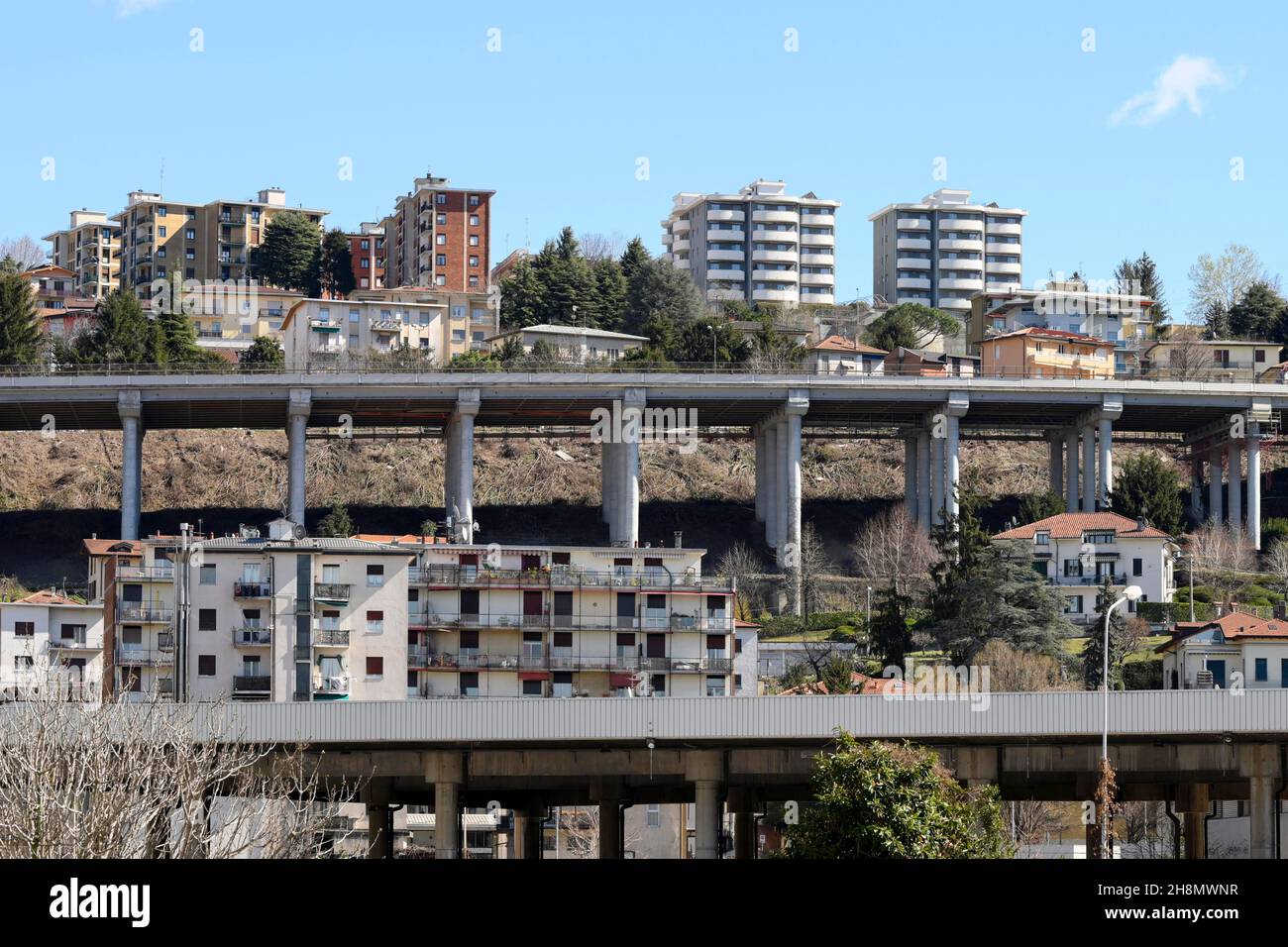 Autobahnbrücke zwischen Häuserblocks, Chiasso, Schweiz Stockfoto