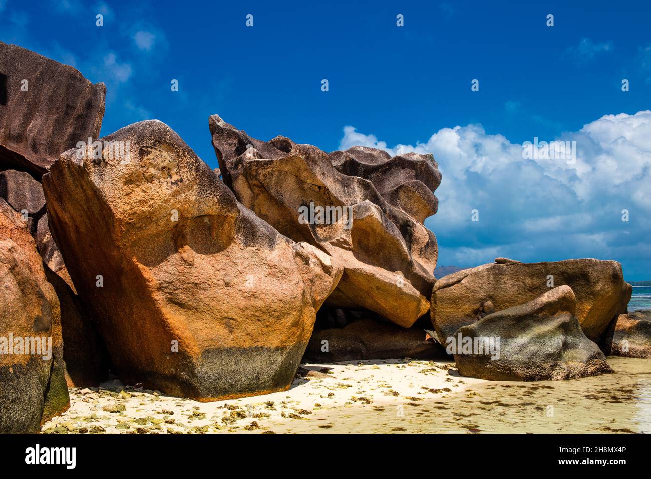 Granitfelsen am Strand von Baie Laraie, Granitinsel Curieuse, Seychellen, Courieuse, Seychellen Stockfoto