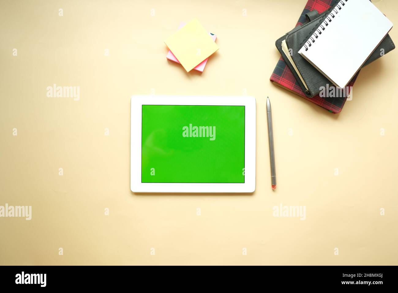 Flache Komposition aus digitalem Tablet und Büromaterial auf schwarzem Hintergrund Stockfoto