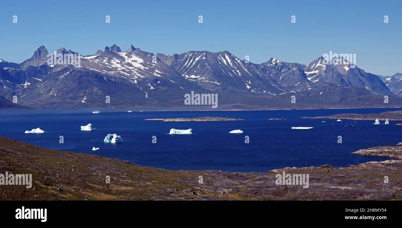 Eisberge im Fjord, hohe Berge, Südgrönland, Arktis, Grönland, Dänemark Stockfoto