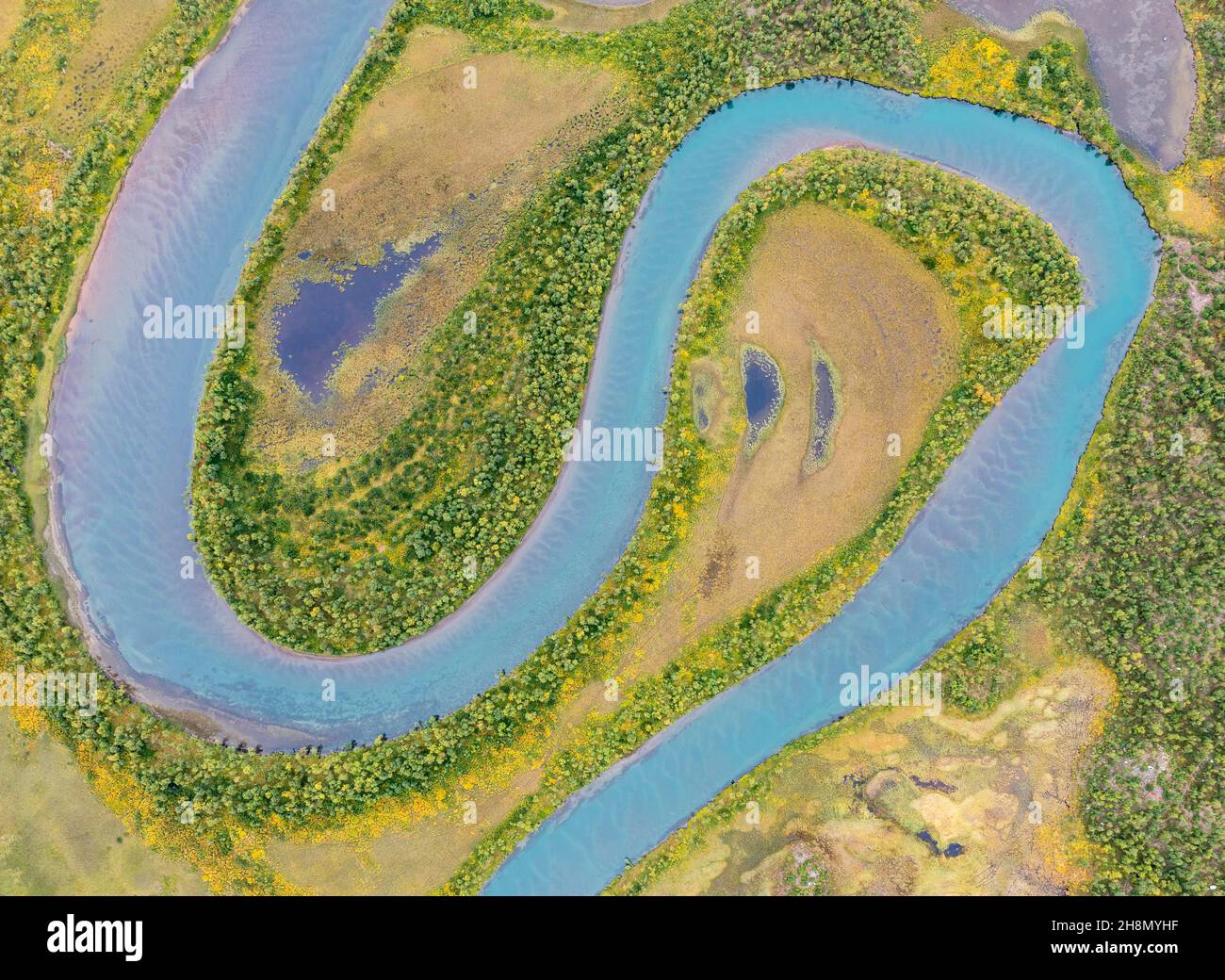 Flusslandschaft aus der Luft, Nahaufnahme, Verlauf des Flusses Visttasjohka, Nikkaluokta, Lappland, Schweden Stockfoto