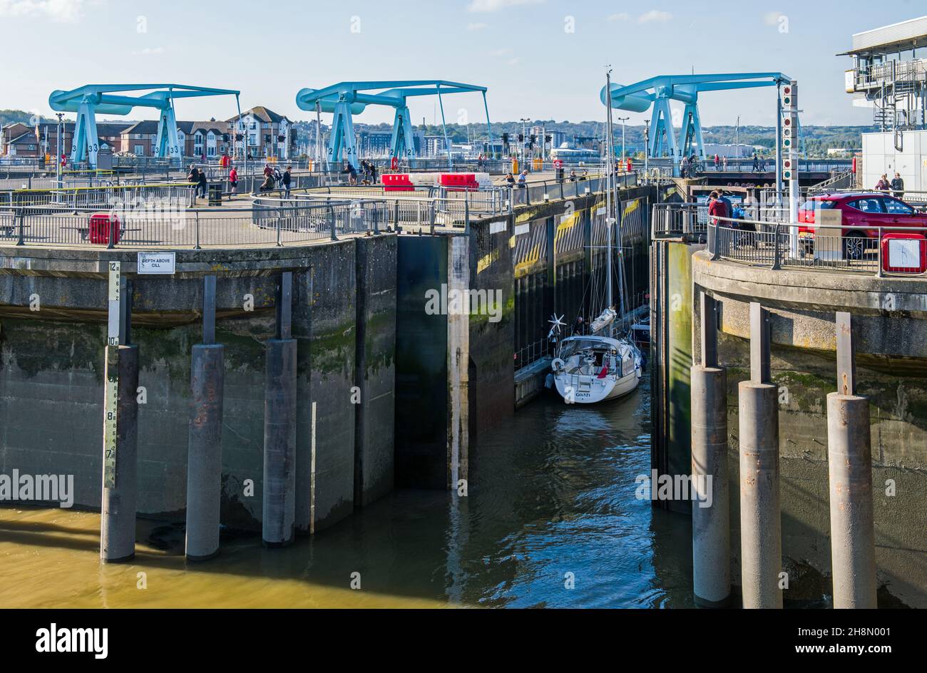 Die drei Bascule-Brücken auf der Staustufe Cardiff Bay an der südwalesischen Küste in Ocrober Stockfoto