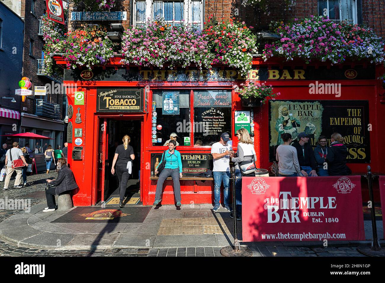 Besucher vor dem berühmten Temple Bar Pub, dem lebhaften Viertel Temple Bar, Dublin, Irland Stockfoto