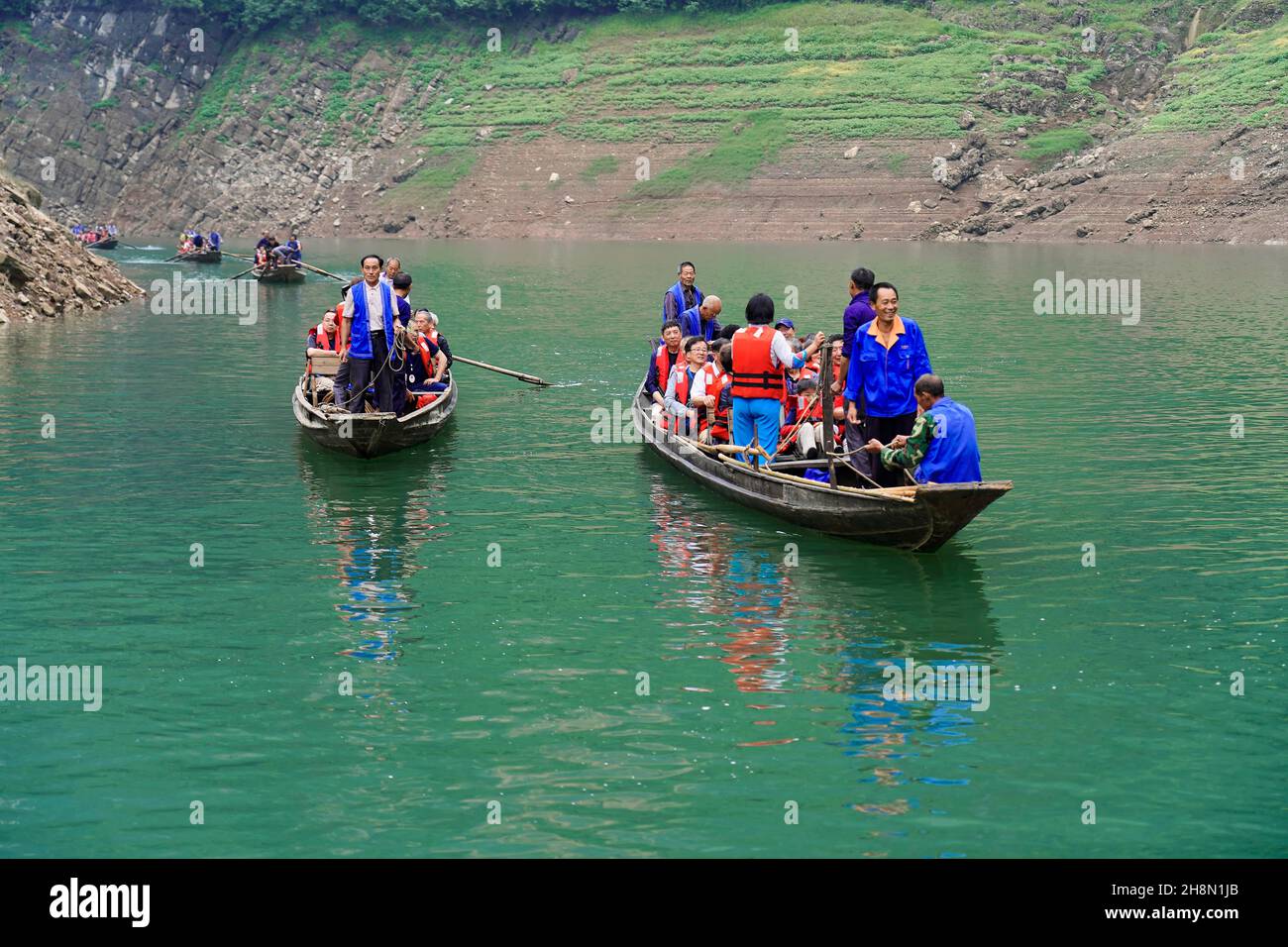Ausflugsboote mit Passagieren auf dem Yangtze-Fluss, Yichang, Provinz Hubei, China Stockfoto