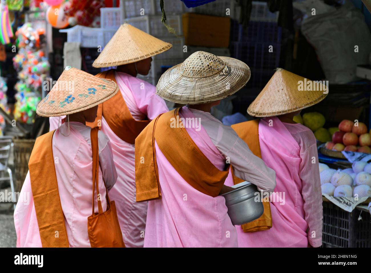 Nonnen beim Frühstücksempfang, Bewohner spenden Lebensmittel und Lebensmittel, Mandalay, Myanmar Stockfoto