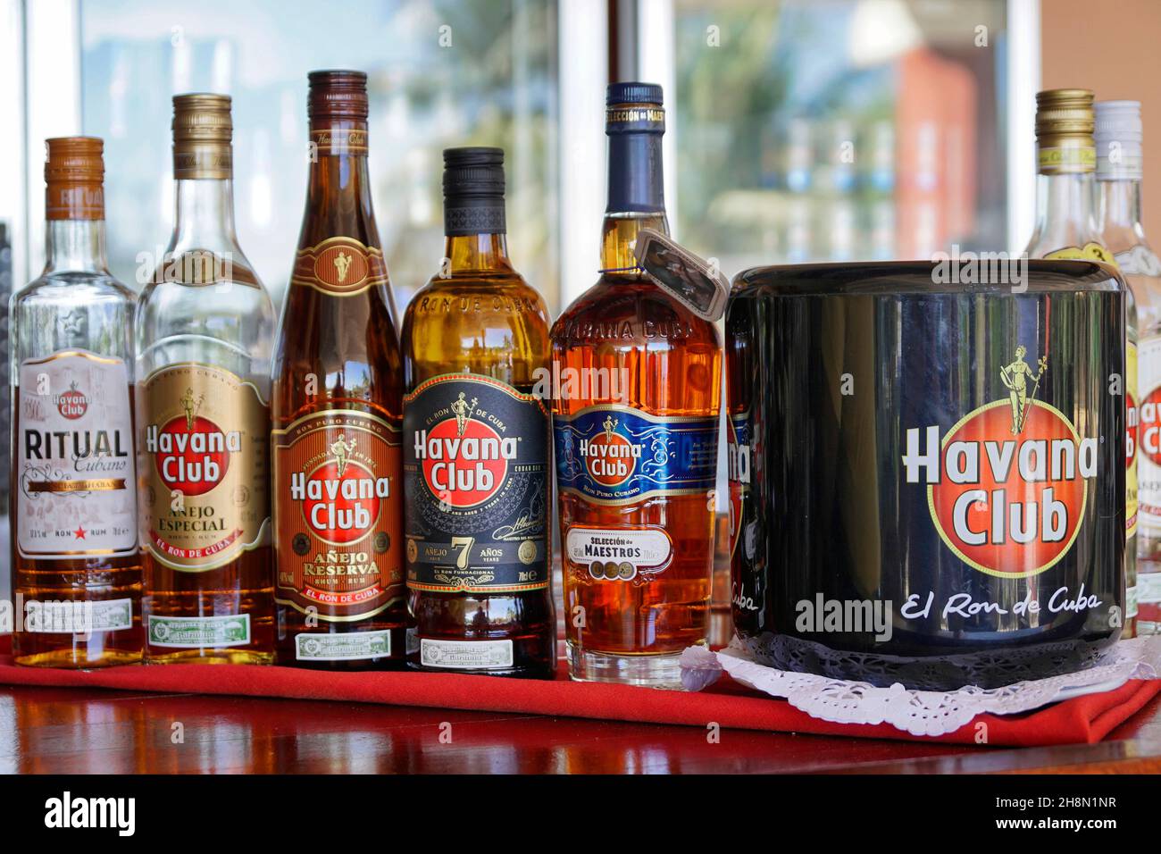 Verschiedene Arten von Rum aus Kuba, an der Bar in Santiago de Cuba, Santiago de Cuba, Kuba Stockfoto