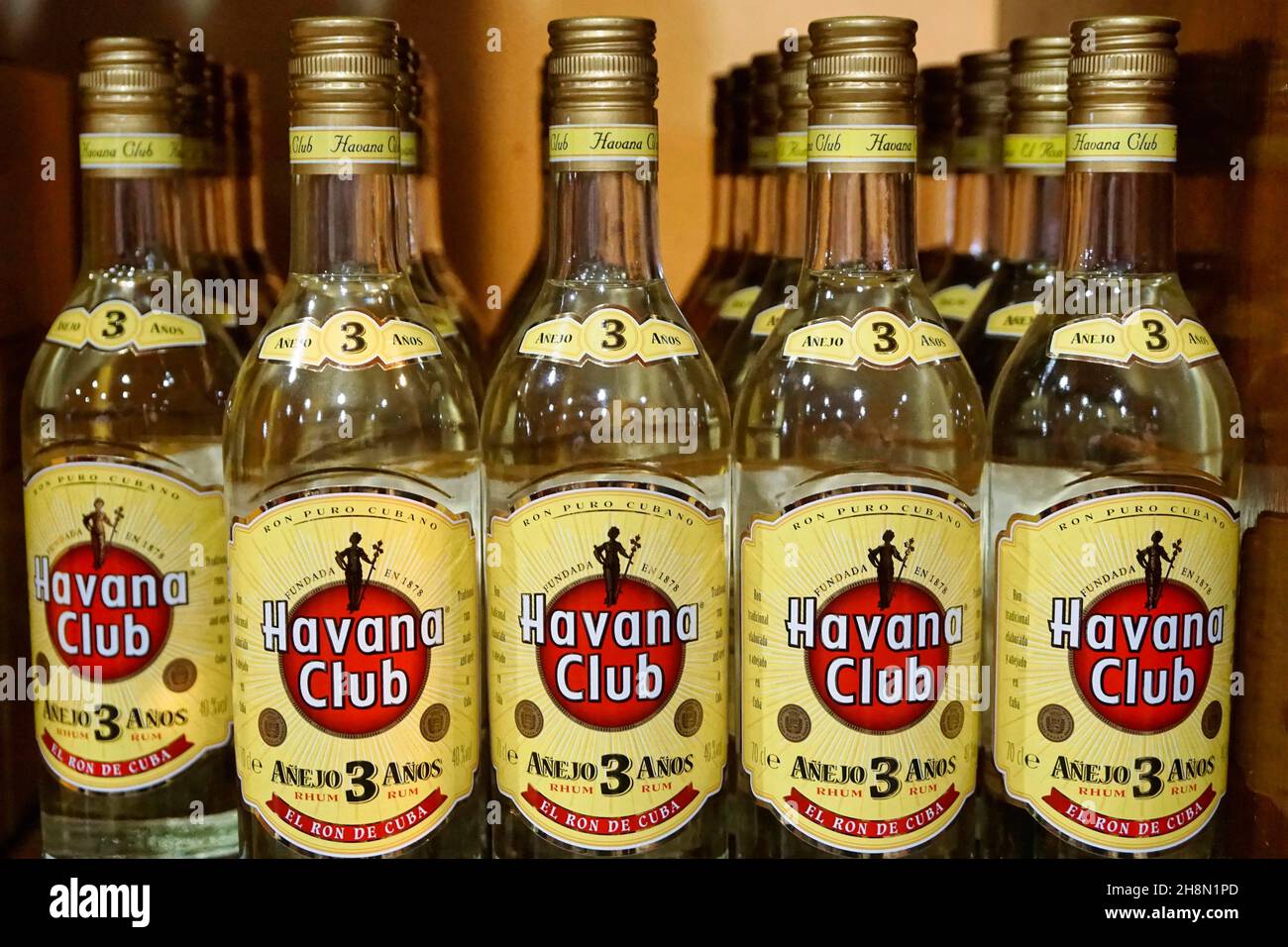 Kubanischer Rum in einem Zigarrenladen, Havanna, Kuba Stockfoto