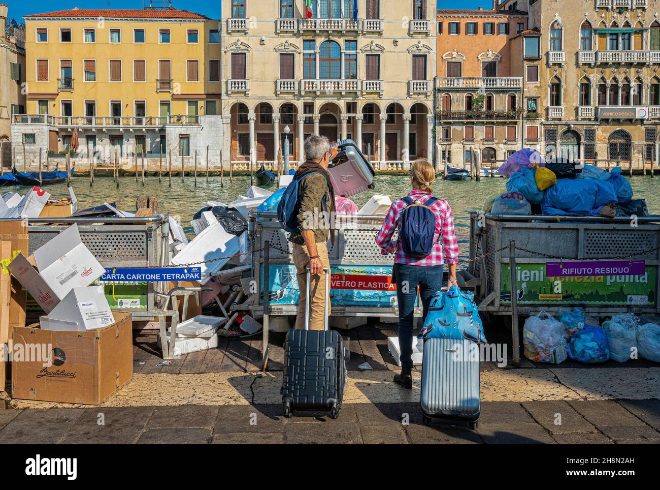 Touristen in Venedig entsorgen ihre alten Koffer, Venedig, Italien Stockfoto
