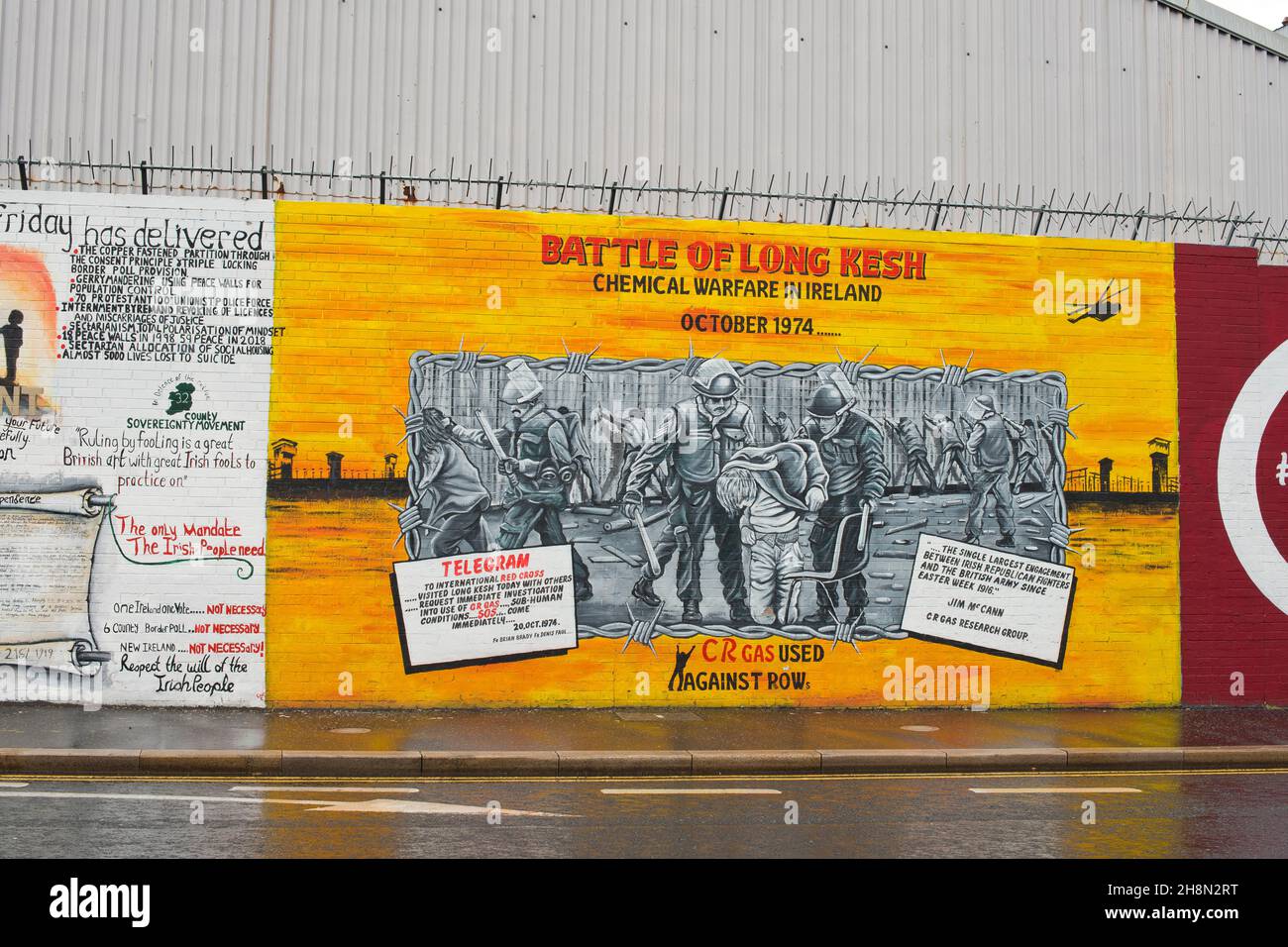 Konflikt in Nordirland, Wandgemälde, politische Graffiti an der Wand in West-Belfast zum Gedenken an den Bürgerkrieg zwischen Protestanten und Katholiken, Belfast Stockfoto