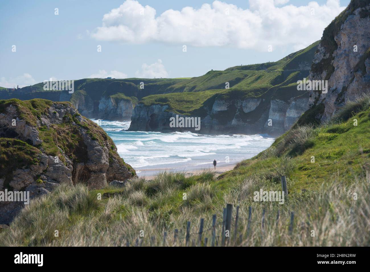 Wide Beach und Cliff Bays in Dunluce Castle, Whiterocks Beach, Port Rois, Co.Antrim, Nordirland, Vereinigtes Königreich Stockfoto