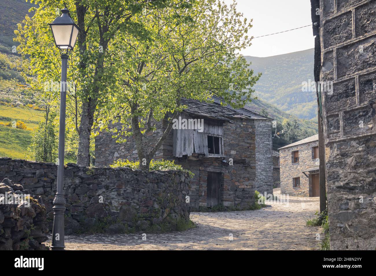 Straße im Dorf Balouta, Region Ancares, Spanien. Stockfoto