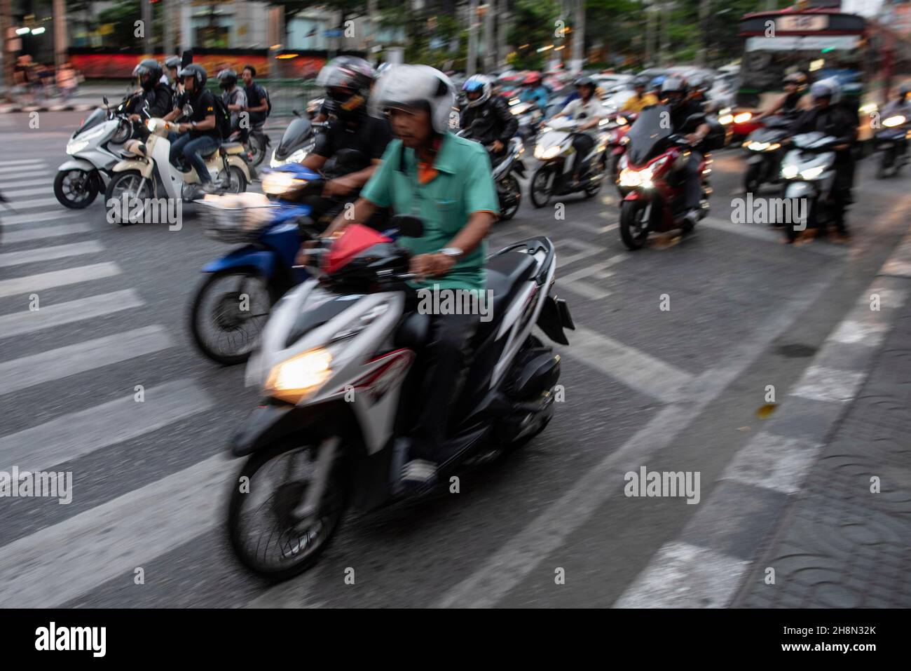Schwenkbare, motorisierte Zweiräder mit Beleuchtung, Bangkok, Thailand Stockfoto