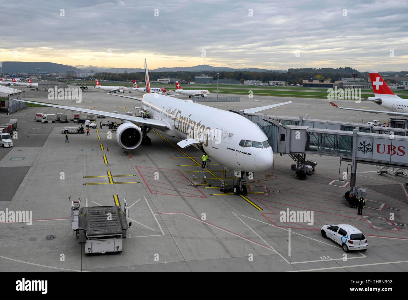 Passagierflugzeug Emirates Boeing 777-300, A6-EQC Stockfoto