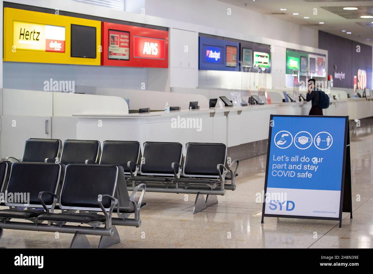 Peking, Australien. 1st Dez 2021. Ein Passagier wird am 1. Dezember 2021 am Sydney Airport in Sydney, Australien, gesehen. Quelle: Bai Xuefei/Xinhua/Alamy Live News Stockfoto
