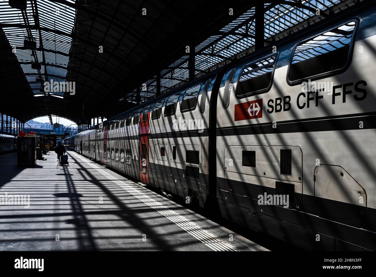 SBB Personenzug mit Schriftzug SBB-CFF-FFS Luzern, Schweiz Stockfoto