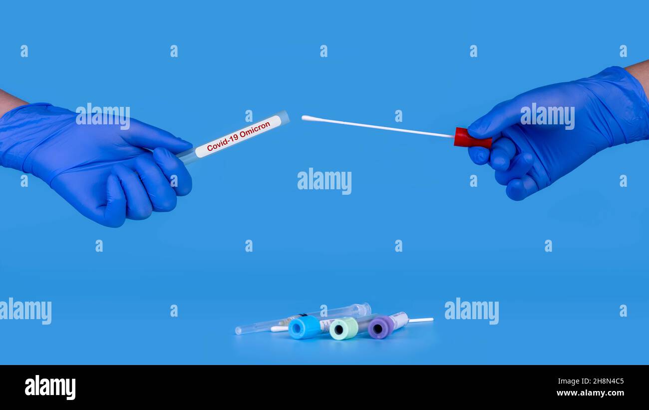 COVID-19 Nasal Swab PCR Laboratory Express Test gegen blaues Backgroud. Stockfoto