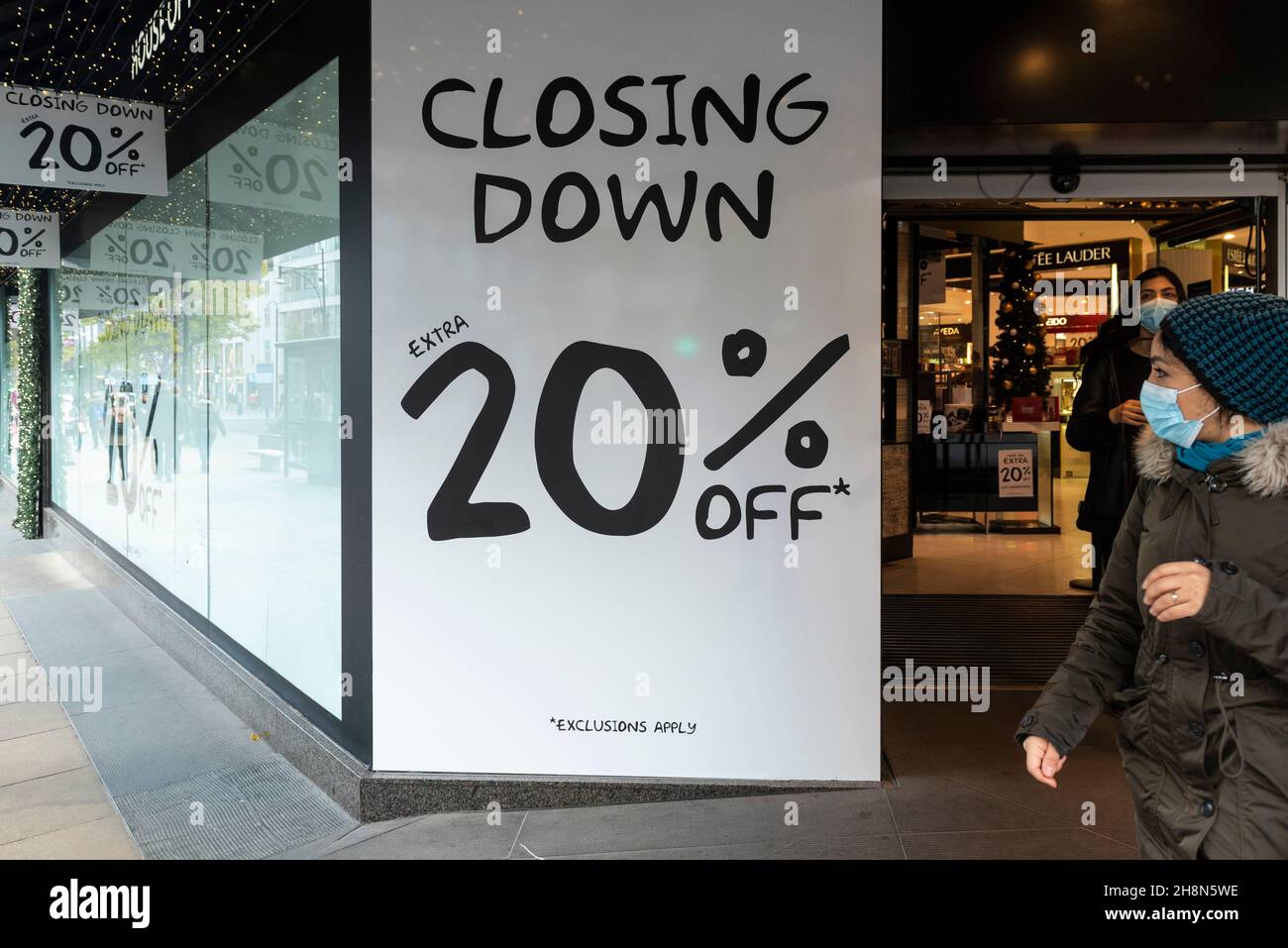 London, Großbritannien. 1. Dezember 2021. Das Außengebäude des Kaufhauses House of Fraser in der Oxford Street wurde jetzt mit 20 %-igen Schildern geschlossen, und es wurde angekündigt, dass es im Dezember schließen wird. Der Eigentümer des Geschäfts, Fraser Group, hat bekannt gegeben, dass es vom Eigentümer des Gebäudes angekündigt wurde. Der Eigentümer möchte es in sechs Etagen mit Büros mit Einzelhandel im Erdgeschoss, einem Pool und Fitnessraum im Keller und einem Dachrestaurant umbauen. Kredit: Stephen Chung / Alamy Live Nachrichten Stockfoto