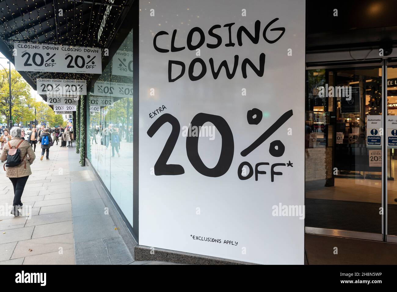 London, Großbritannien. 1. Dezember 2021. Das Außengebäude des Kaufhauses House of Fraser in der Oxford Street wurde jetzt mit 20 %-igen Schildern geschlossen, und es wurde angekündigt, dass es im Dezember schließen wird. Der Eigentümer des Geschäfts, Fraser Group, hat bekannt gegeben, dass es vom Eigentümer des Gebäudes angekündigt wurde. Der Eigentümer möchte es in sechs Etagen mit Büros mit Einzelhandel im Erdgeschoss, einem Pool und Fitnessraum im Keller und einem Dachrestaurant umbauen. Kredit: Stephen Chung / Alamy Live Nachrichten Stockfoto