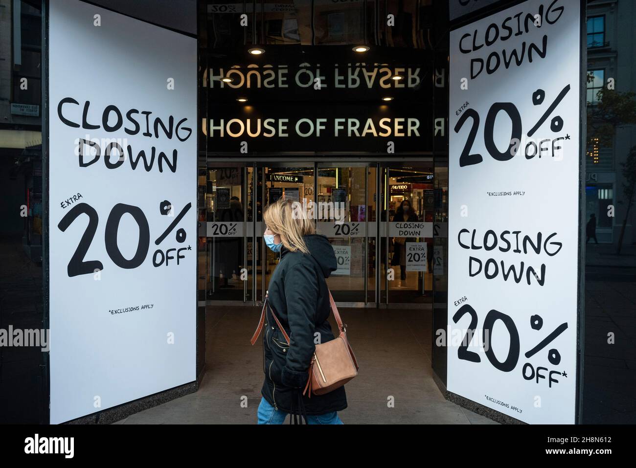 London, Großbritannien. 1. Dezember 2021. Das Außengebäude des Kaufhauses House of Fraser in der Oxford Street wurde jetzt mit 20 %-igen Schildern geschlossen, und es wurde angekündigt, dass es im Dezember schließen wird. Der Eigentümer des Geschäfts, Fraser Group, hat bekannt gegeben, dass es vom Eigentümer des Gebäudes angekündigt wurde. Der Eigentümer möchte es in sechs Etagen mit Büros mit Einzelhandel im Erdgeschoss, einem Pool und Fitnessraum im Keller und einem Dachrestaurant umbauen. Kredit: Stephen Chung / Alamy Live Nachrichten Stockfoto