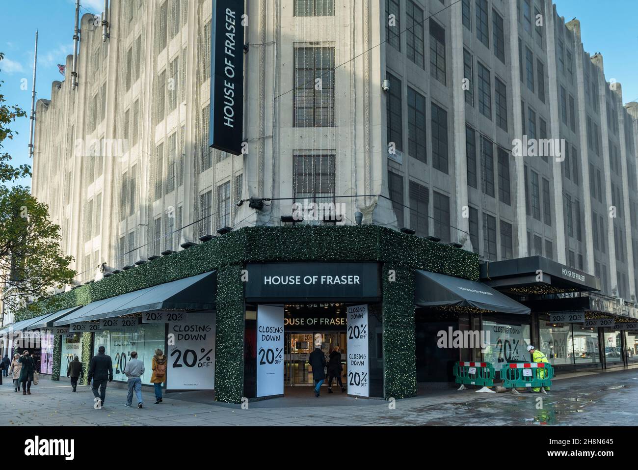 London, Großbritannien. 1. Dezember 2021. Das Außengebäude des Kaufhauses House of Fraser in der Oxford Street wurde jetzt mit 20 %-igen Schildern geschlossen, und es wurde angekündigt, dass es im Dezember schließen wird. Der Eigentümer des Geschäfts, Fraser Group, hat bekannt gegeben, dass es vom Eigentümer des Gebäudes angekündigt wurde. Der Eigentümer möchte es in sechs Etagen mit Büros mit Einzelhandel im Erdgeschoss, einem Pool und Fitnessraum im Keller und einem Dachrestaurant umbauen. Kredit: Stephen Chung / Alamy Live Nachrichten Stockfoto
