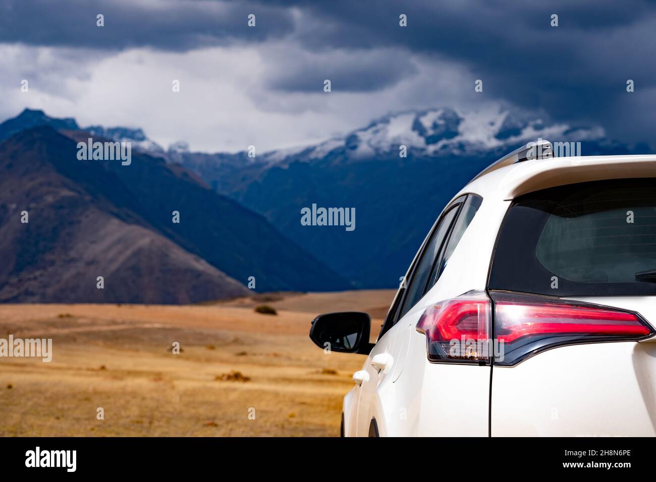 Weißes Auto im gebirgigen Peru Stockfoto