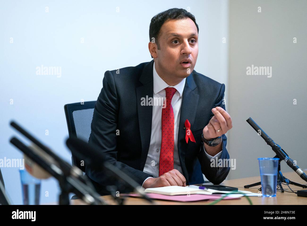 Anas Sarwar, der Vorsitzende der schottischen Labour-Partei, während einer Pressekonferenz auf dem Veranstaltungsort der Edinburgh Training Conference, bevor die Debatte im schottischen Parlament anstand, die die Führungsriege der NHSGCC (NHS Greater Glasgow and Clyde) zum Abtreten aufforderte. Bilddatum: Mittwoch, 1. Dezember 2021. Stockfoto