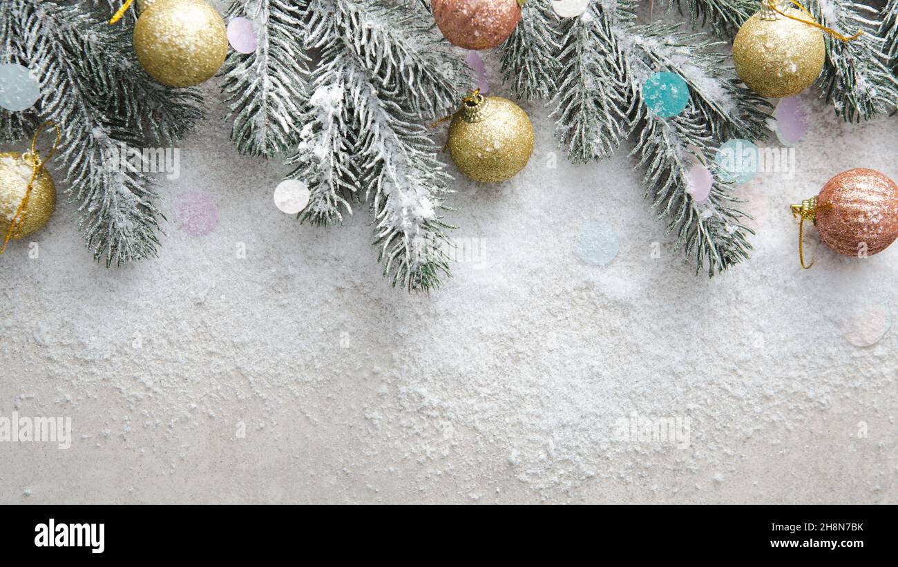 Weihnachtskonzept Hintergrund Fichte und Schneebaum Dekorationen Draufsicht Stockfoto