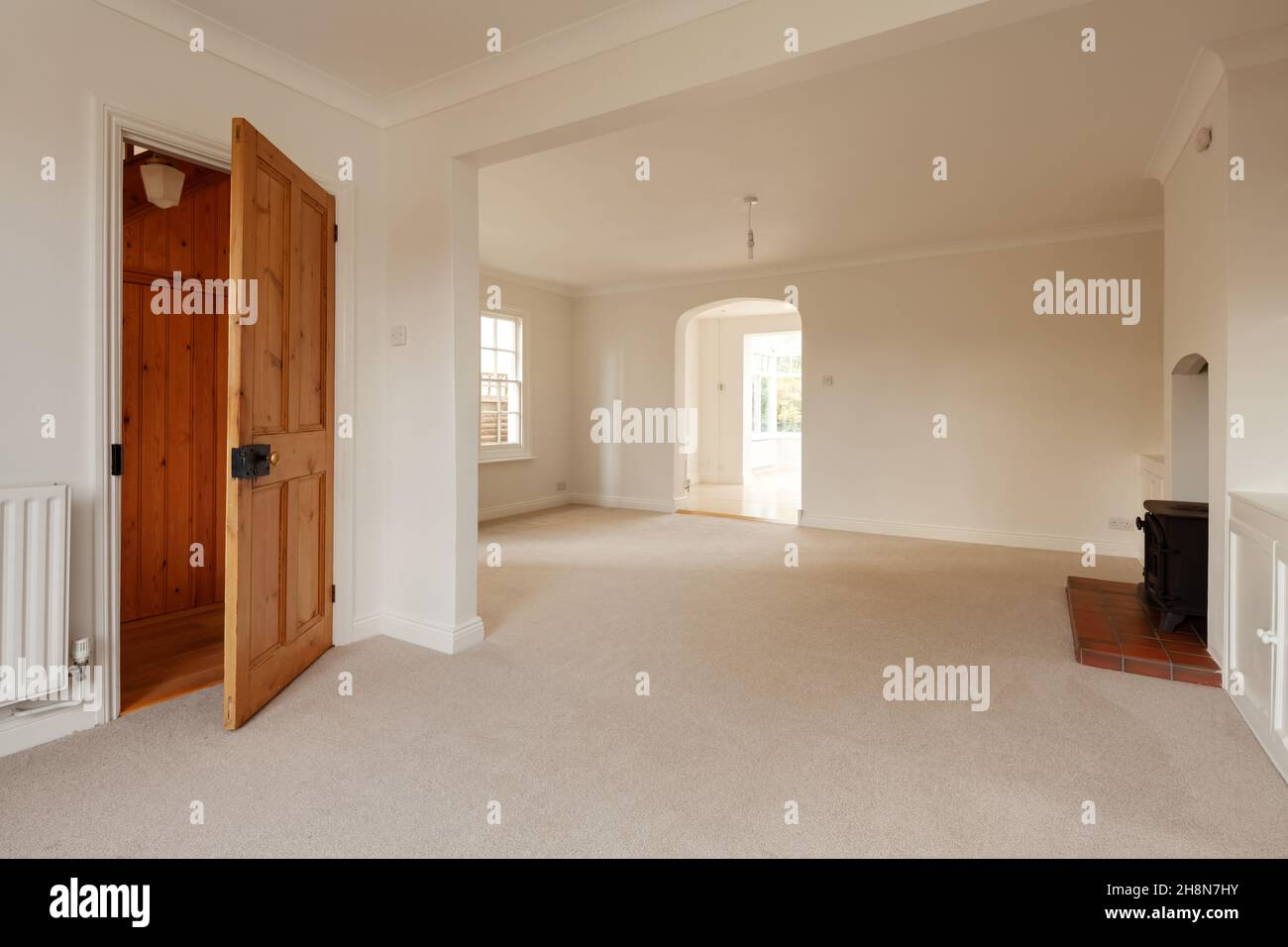Cambridgeshire, England - November 4 2019: Leerstehendes Wohnzimmer innerhalb des britischen Hauses mit Kamin und ohne Möbel. Stockfoto